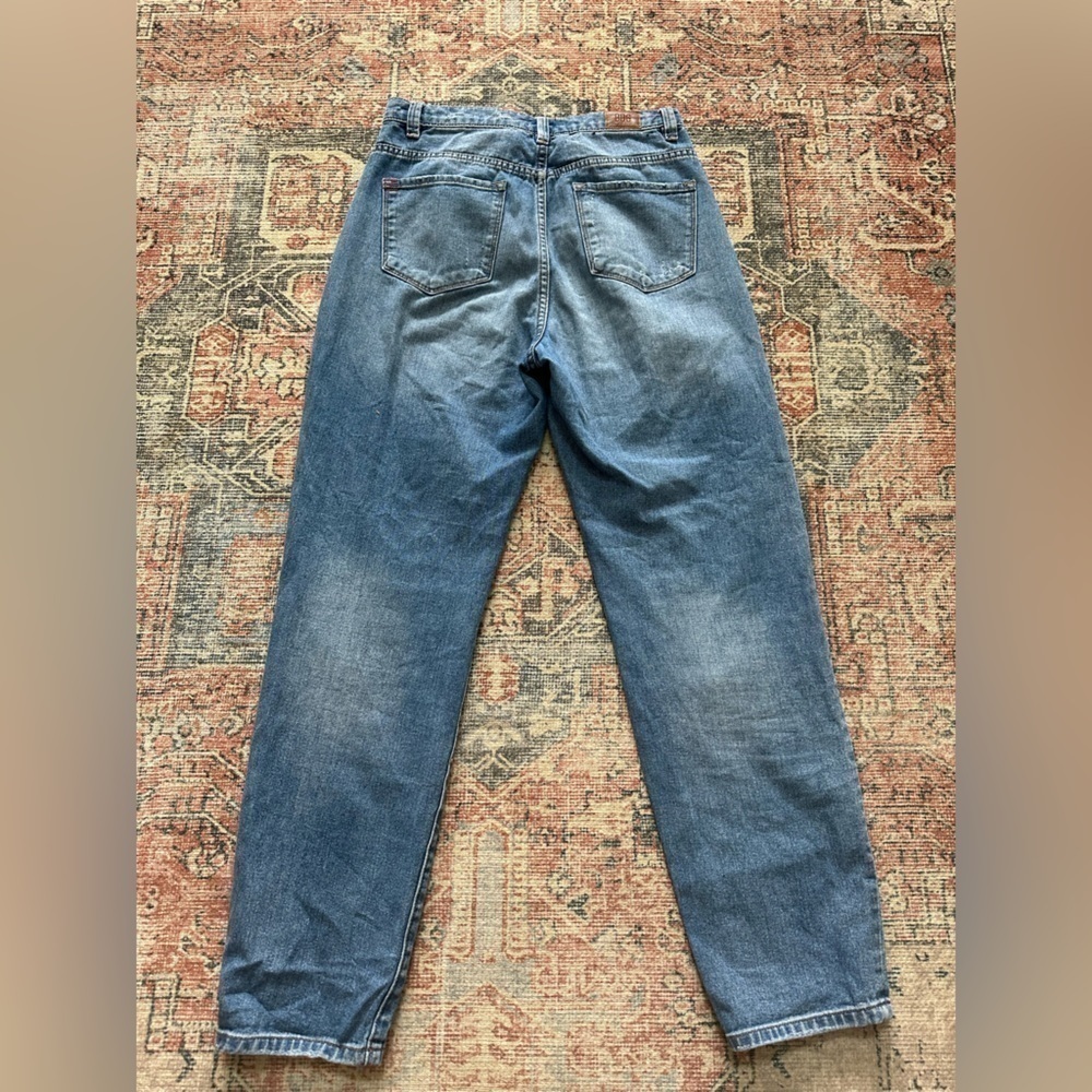 BDG Mom High Rise Jeans/Medium Distressed Wash/Size 28 - Picture 8 of 8